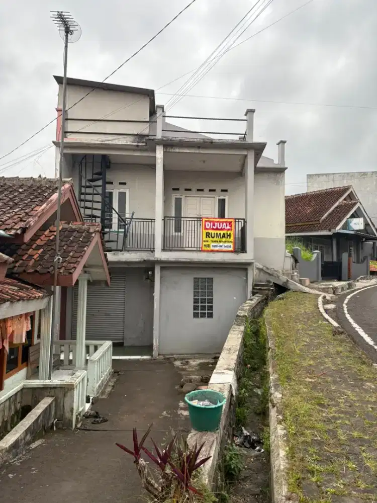Di jual rumah 2 lantai , 6 kamar luas 100 meter persegi