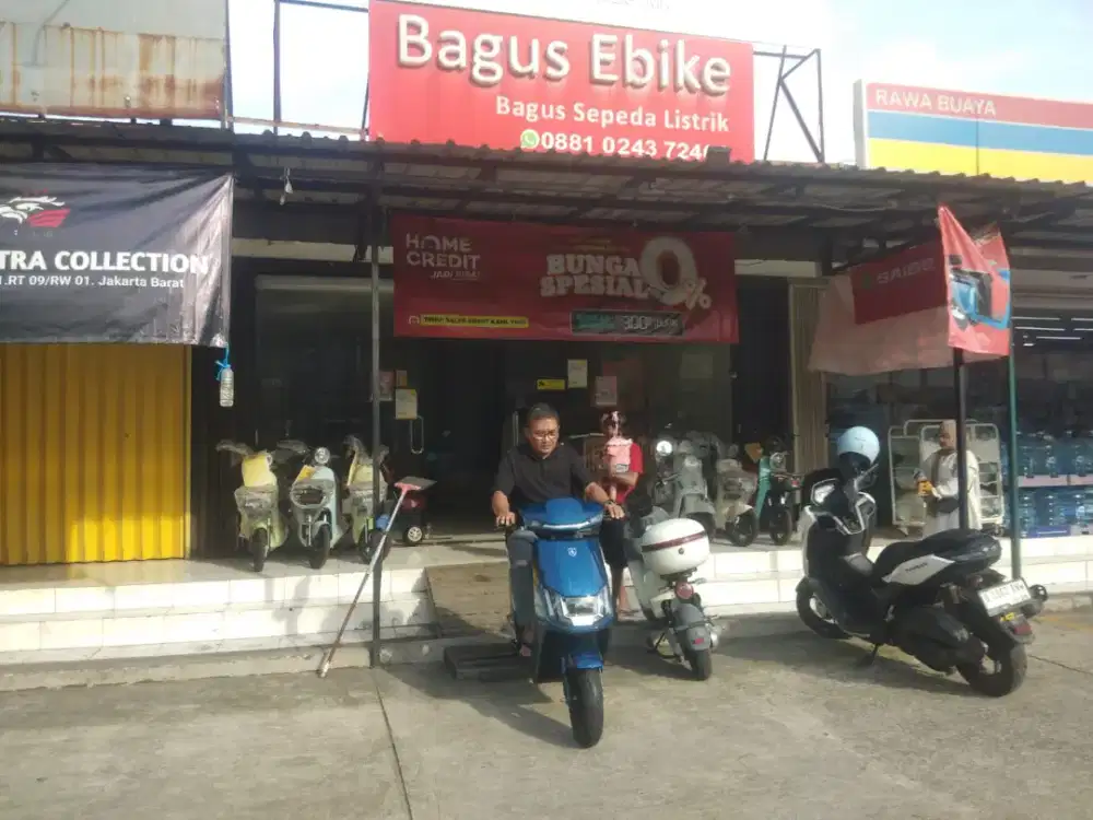 Salesgirl di toko bagus sepeda listrik