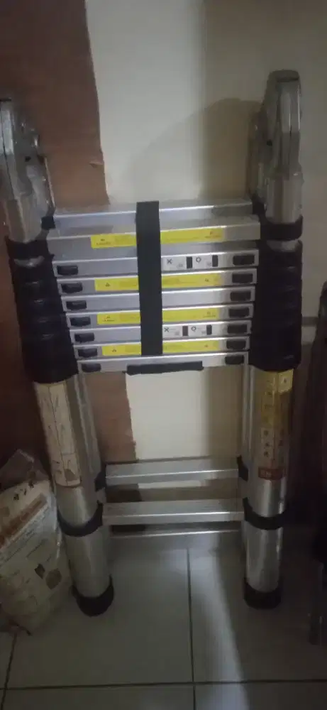 Tangga teleskopik mulus tinggi 7 meter