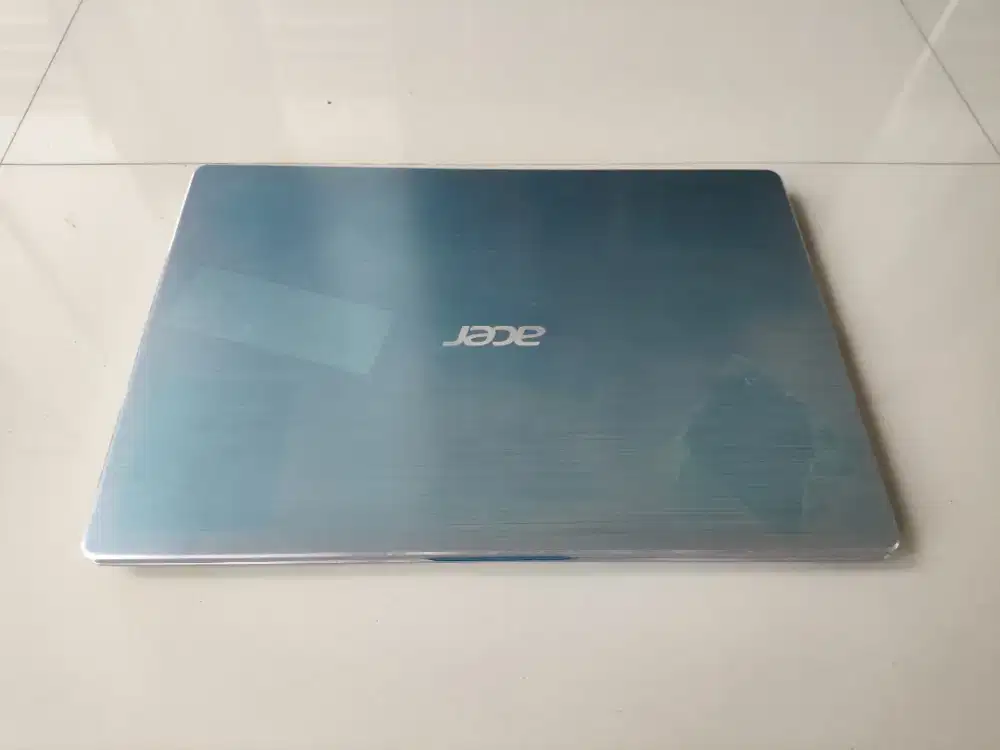 Acer  swift SF314-41
AMD Athlon 300U
Ram 8GB
SSD nvme 256GB