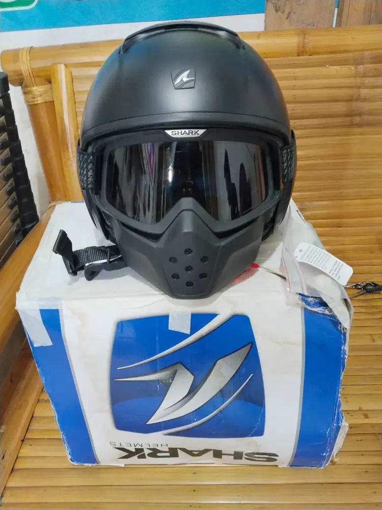 Helm shark dark