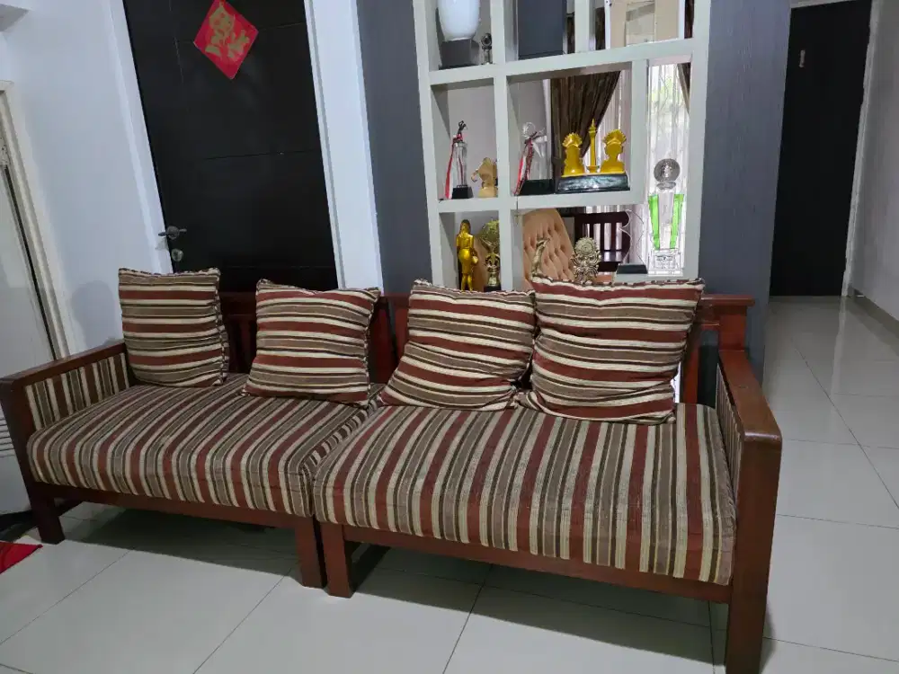 Dijual 200 rb kursi dan meja 1 samping, 1 set