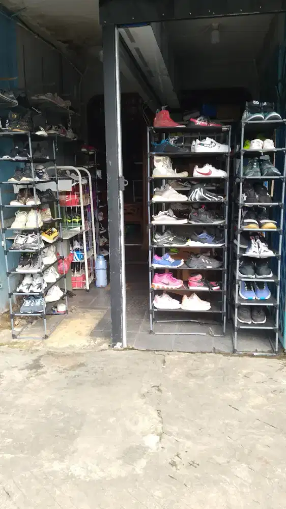 Menjual aneka sepatu baru dan seken