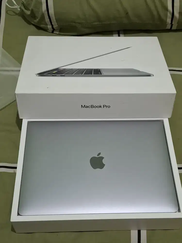 MacBook Pro 2020 13 i5 RAM 16GB SSD 1TB Fullset Box  | Minus baterai