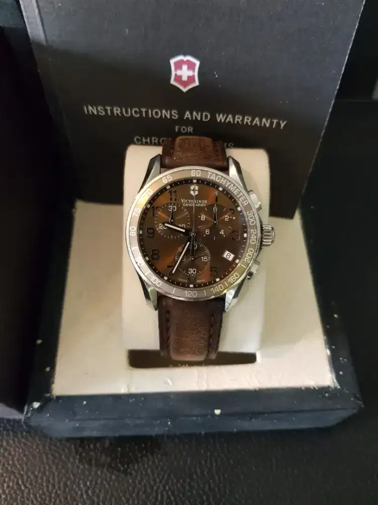 Jam tangan victorinox