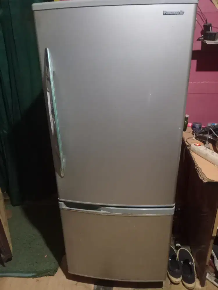 Di jual kulkas 2 pintu panasonic frezer bawah