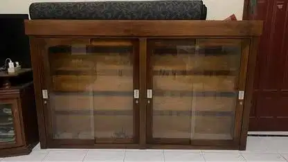 Rak dan etalase aksesoris