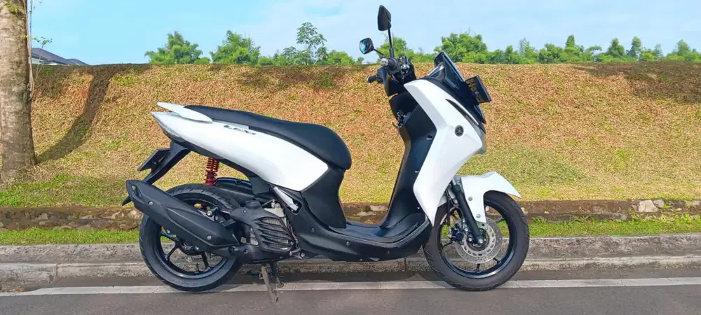 Yamaha Lexi 2018 white good condition