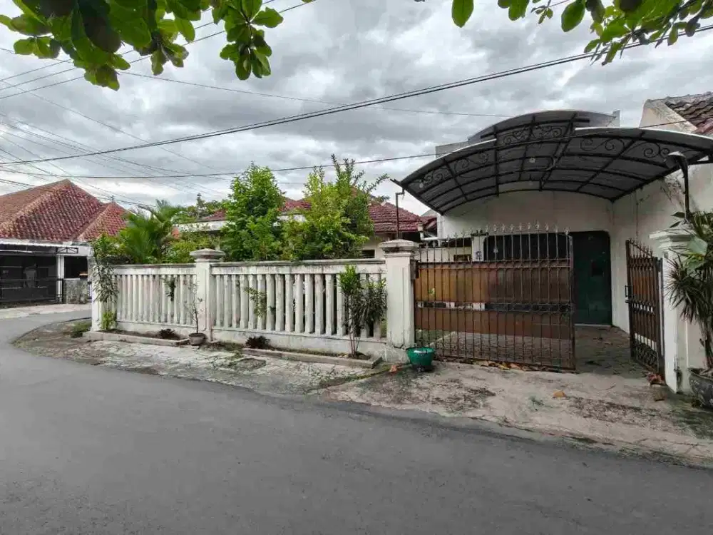 Rumah Bagus Halaman Luas Tengah Kota