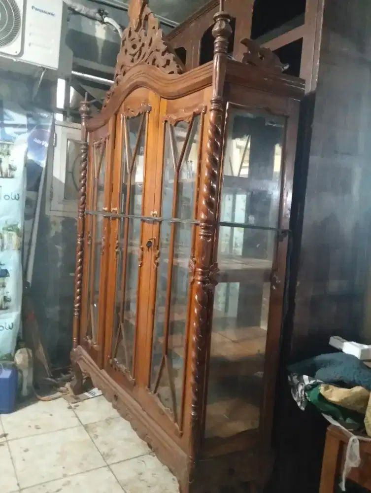 lemari kristal Jepara