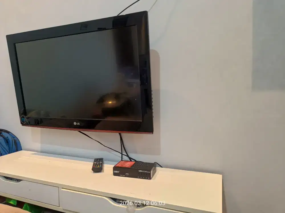 Dijual cepat! LCD TV merk LG 32 Inch type 32LD330 include STB + antena