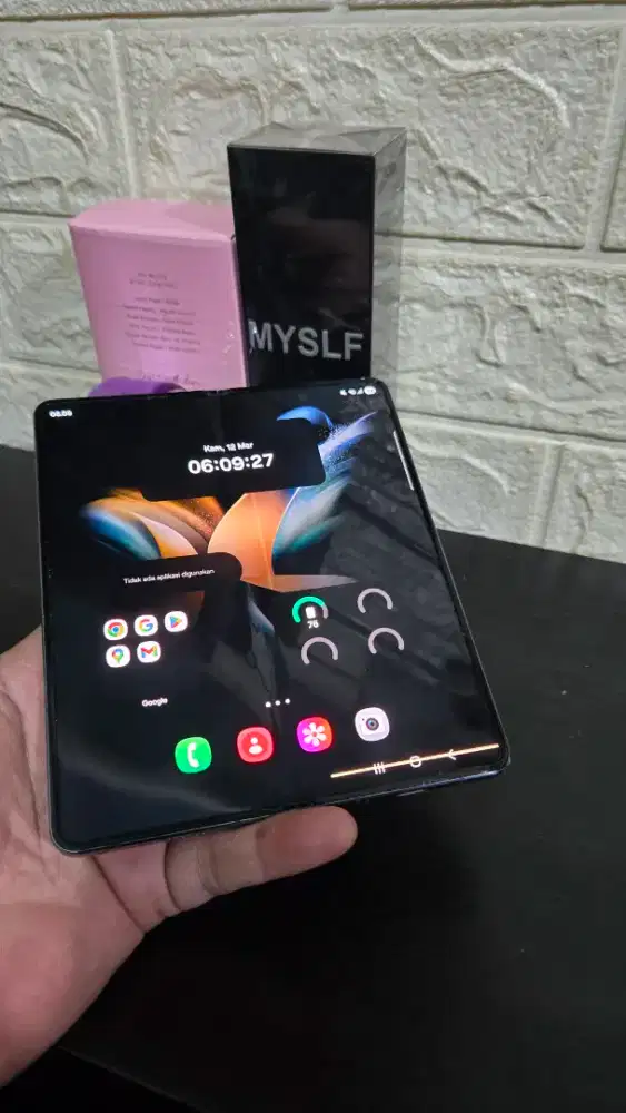 Fold 4 12/256 Body Mulus Like New