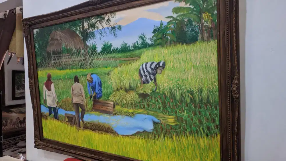 Lukisan kanvas pemandangan panen padi realisme karya seniman lokal