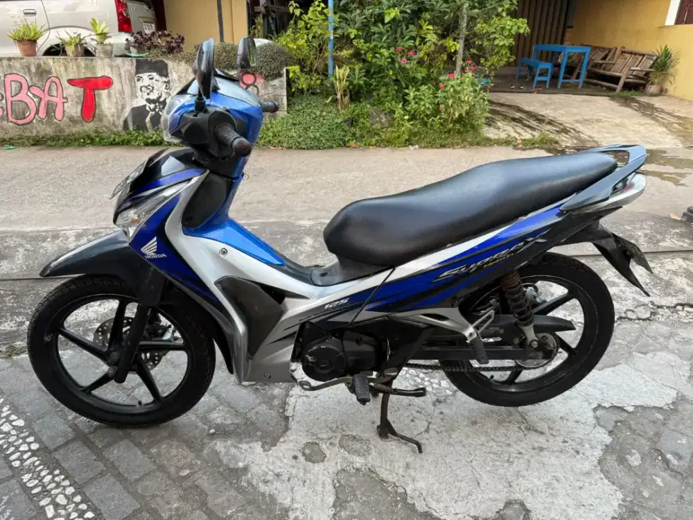 Honda Supra helm in THN 2011 plat AB Bantul