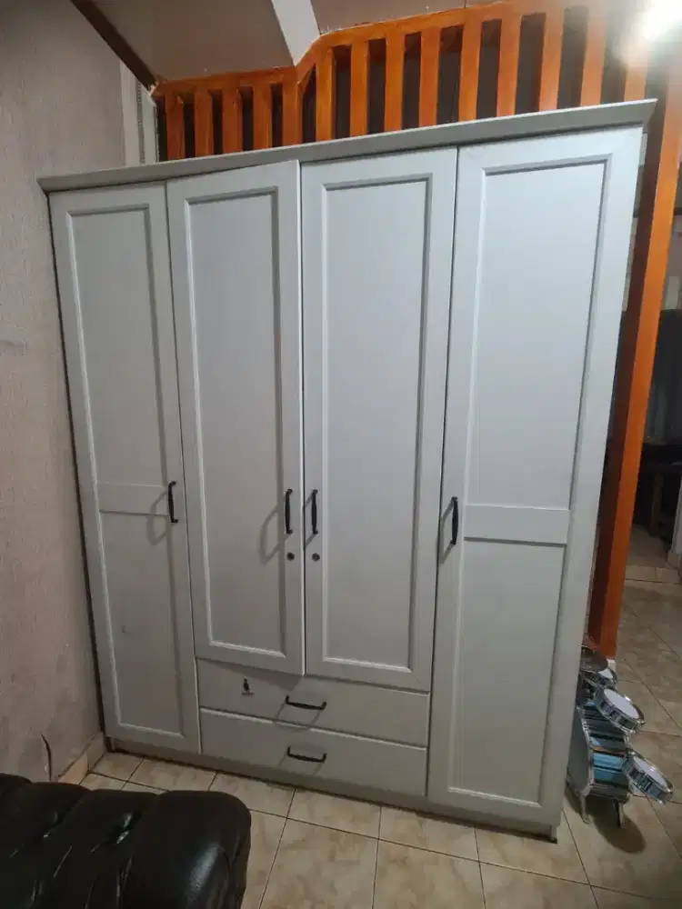 Lemari Baju 4 Pintu