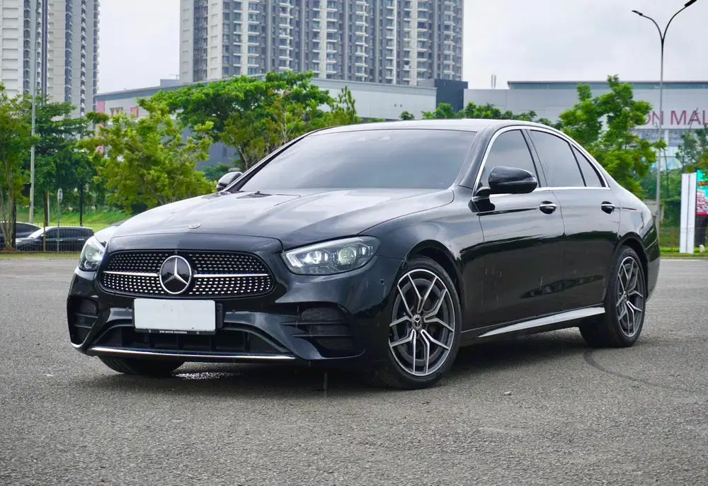 Mercedes Benz E300  AMG W213 Facelift 2022 Hitam Mulus Favorit