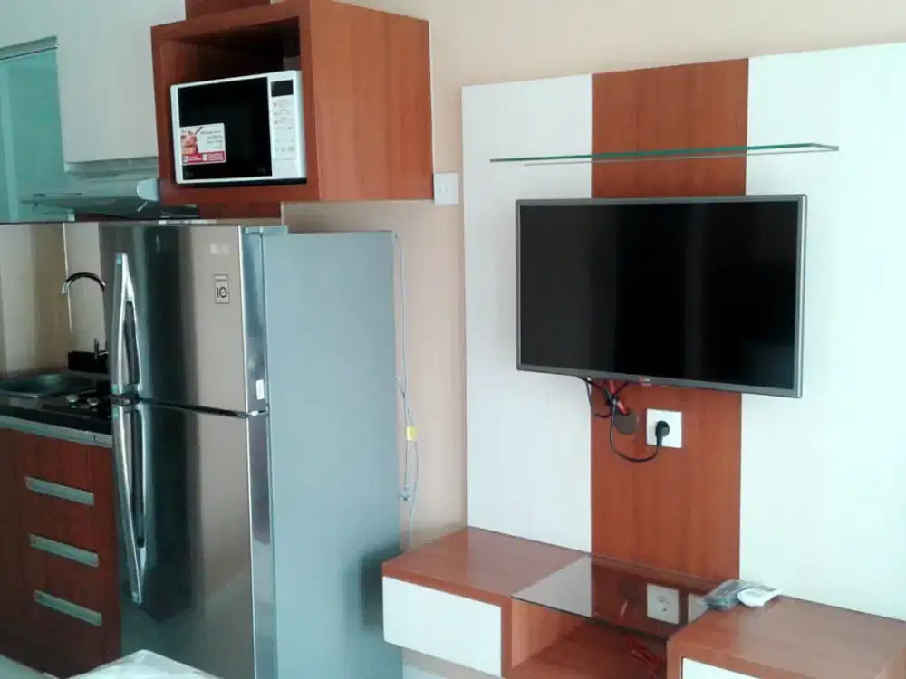 ready disewa unit apartemen green lake sunter,studio furnished,ac dan waterheater,luas 20,lantai tengah,view danau 18 juta/6bulan