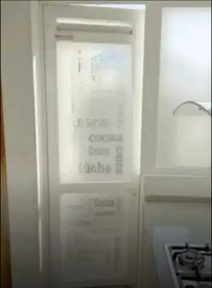 Pasangstiker sanblas dn kaca film utk ruangdapurnya bisa dipilih motif