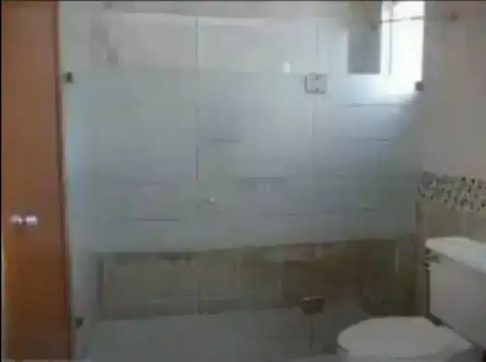 Sanblasting dan kaca film yang dipasang dikaca kamar mandi