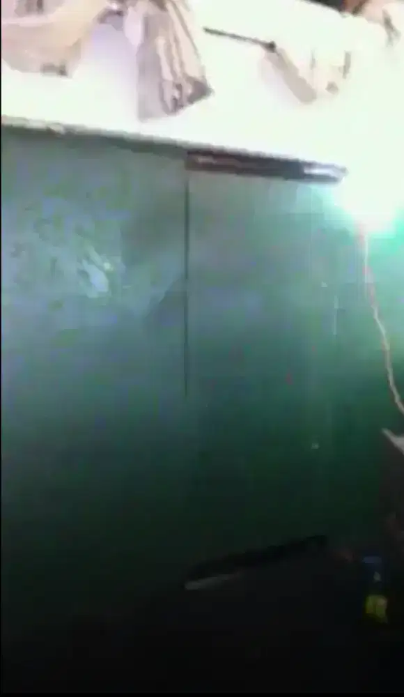 Stiker sanblas daun hijau yang sudahterpasang dikaca spa ada kaca film