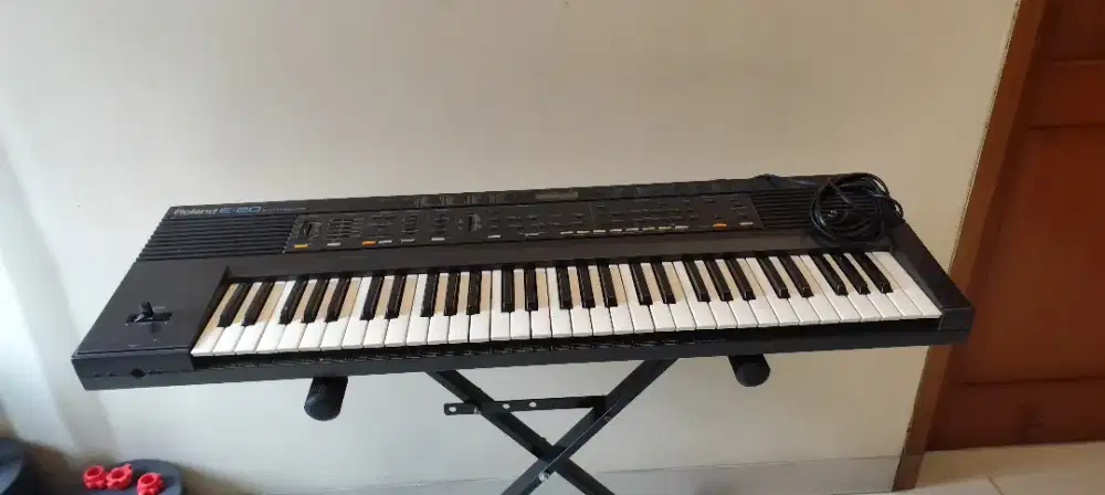 Keyboard Roland E20 minus