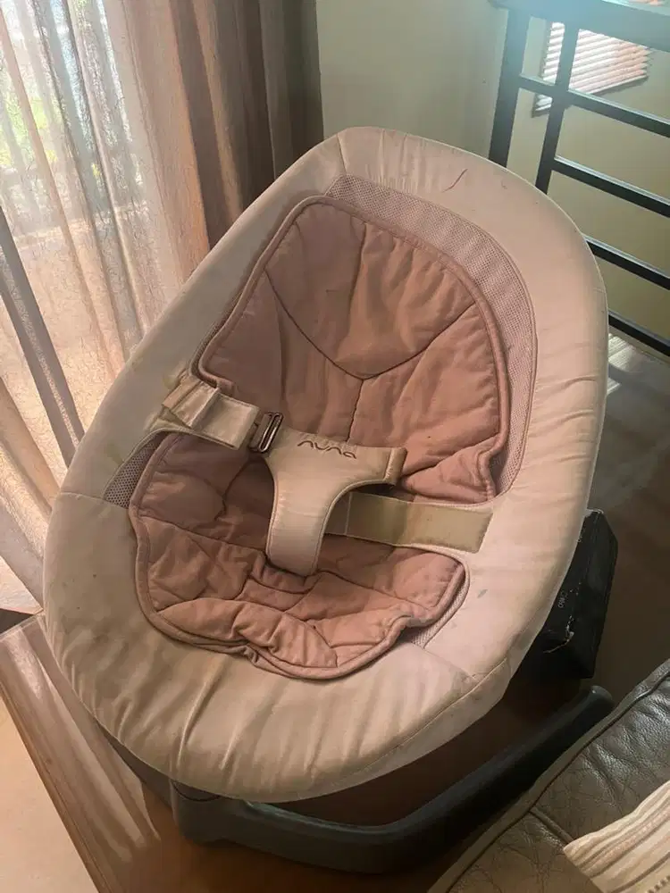 Nuna leaf curve bouncer pink/lilac