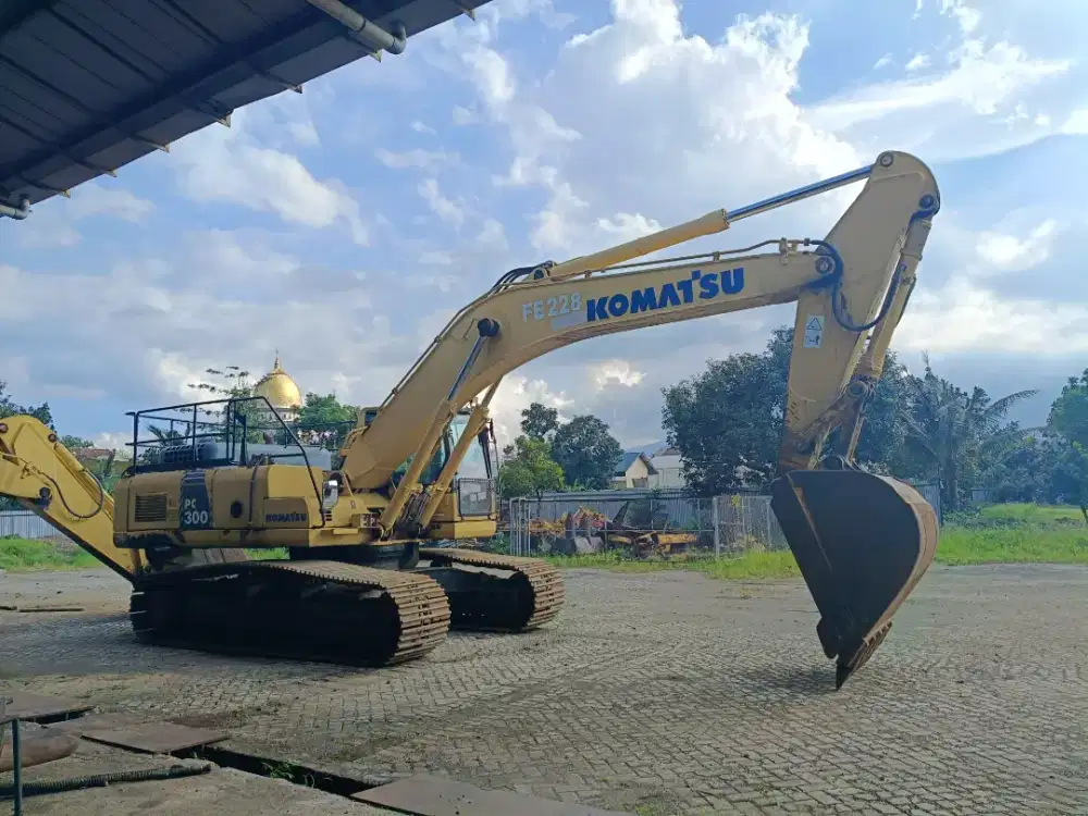 Komatsu PC300-8