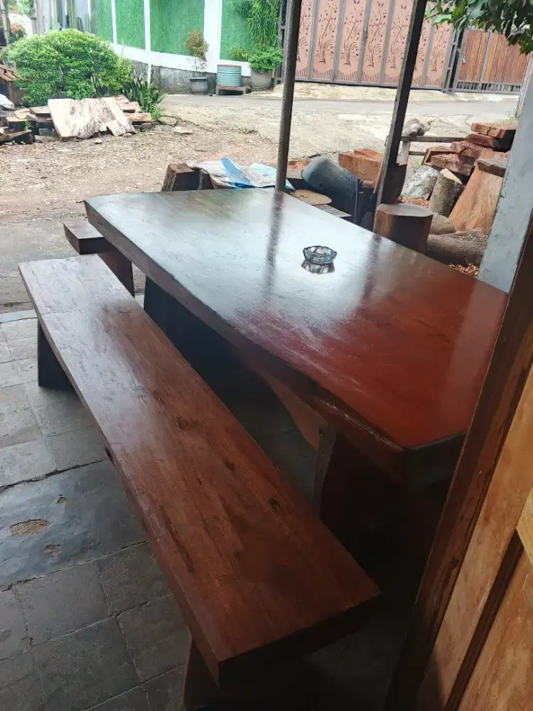 Meja makan antik teras