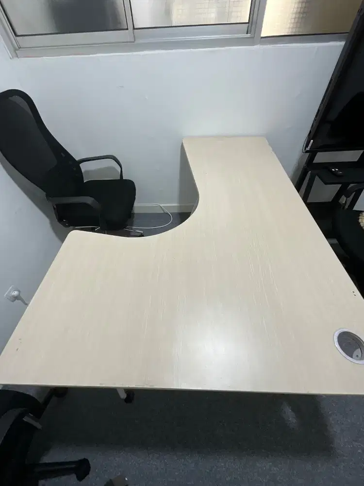 Meja Kerja Bentuk L – Kokoh, Masih Layak Pakai