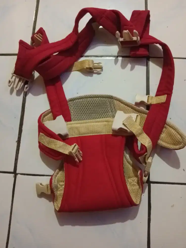Gendongan dan sepatu anak bekas