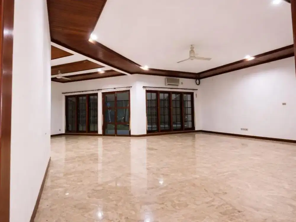 Rumah Luas Berdesain Modern Minimalis Dgn Lokasi Strategis di Pejaten Barat