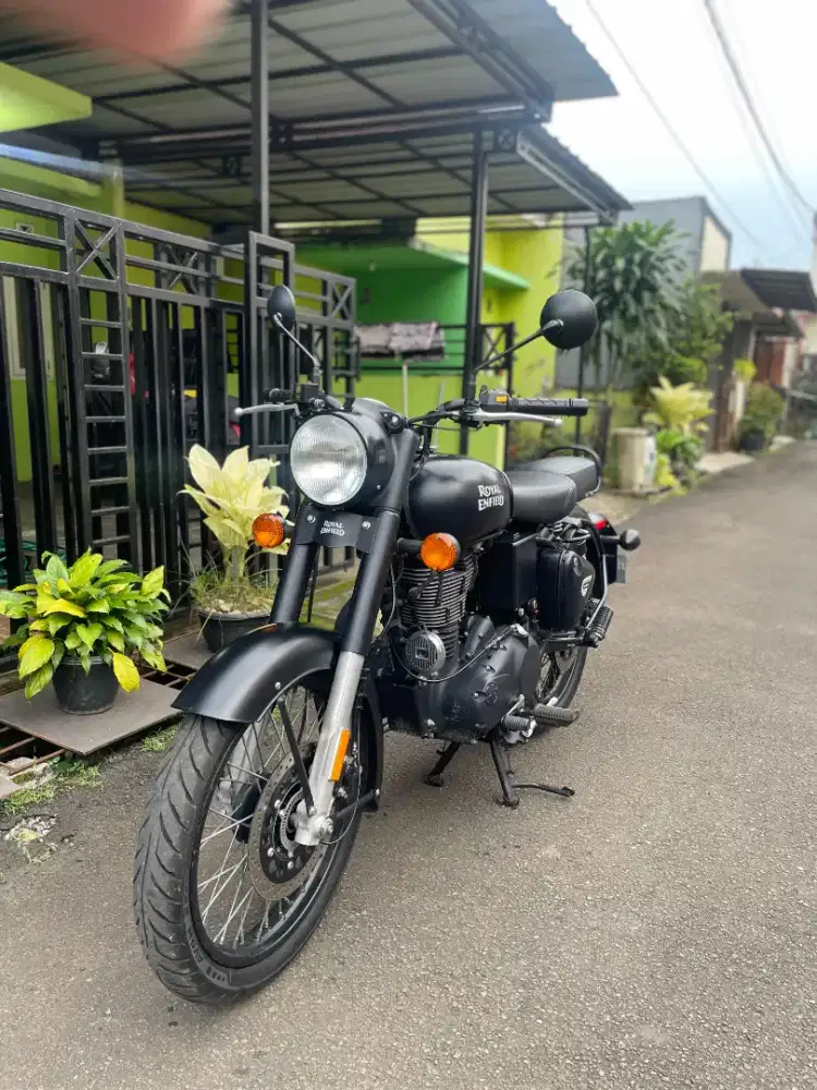 Royal Enfield Classic 500 stealth black 2021 euro 4 low km