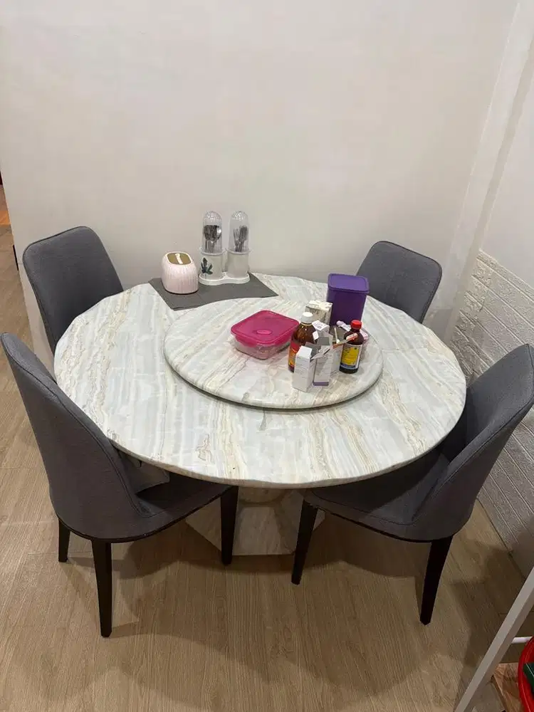 Meja sintered marmer dan set kursi makan kaki besi kokoh