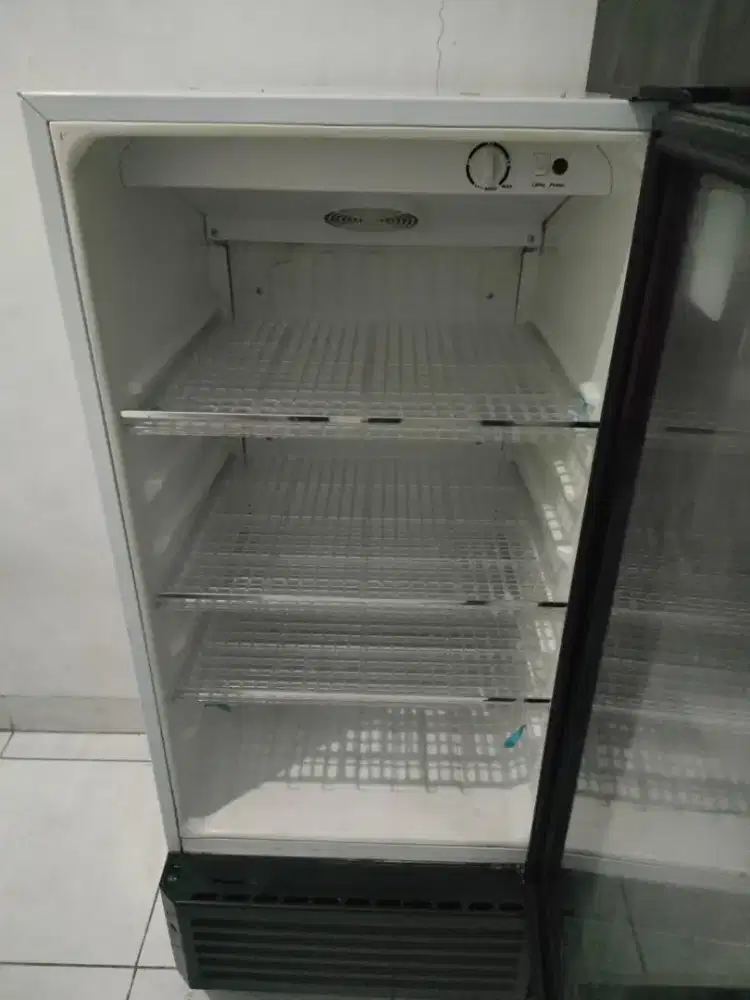 Dijual showcase murah