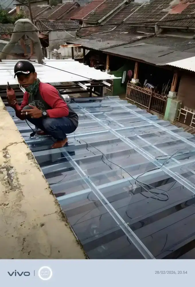 Pasang kanopi baja ringan atap transparan