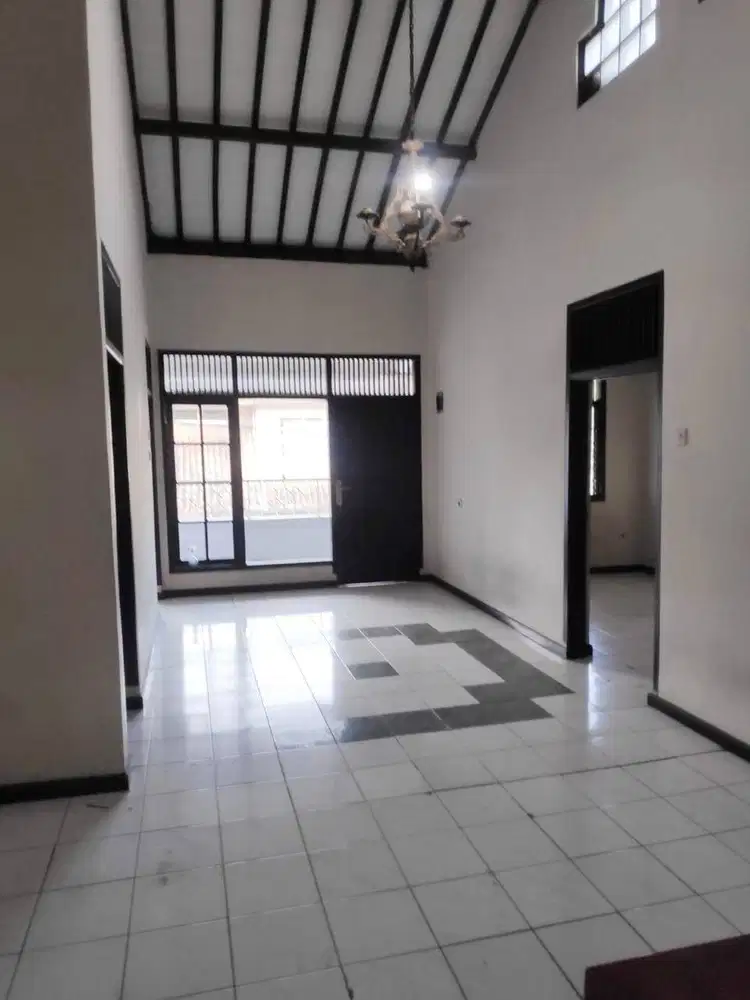 Disewakan Rumah 2 Lantai di Taman kopo Indah TKI 1