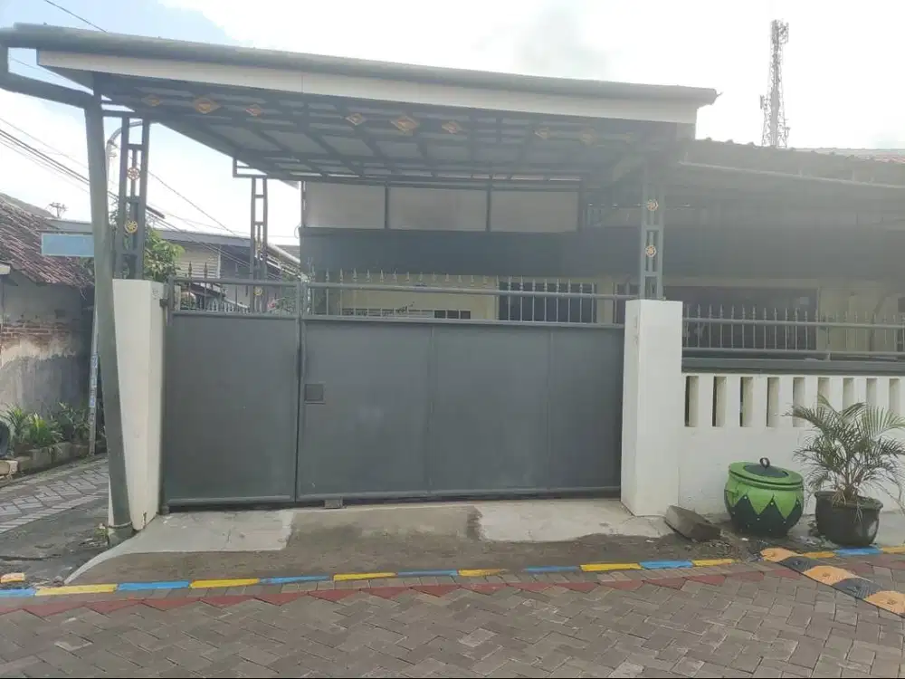 Rumah di Siwalankerto Timur dekat Universitas Petra