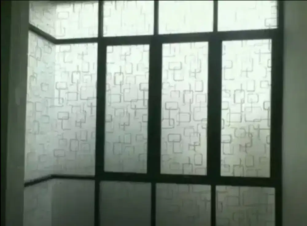 Menggunakan stiker sanblas kaca film cahaya UV yg masuk menurun