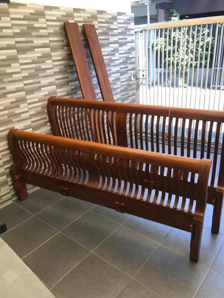 Dipan Ranjang Kayu Jati