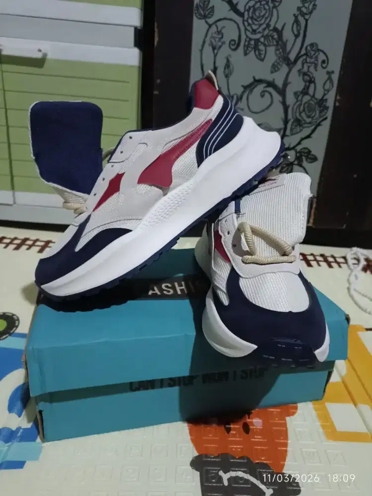 Sepatu sport pria size 42