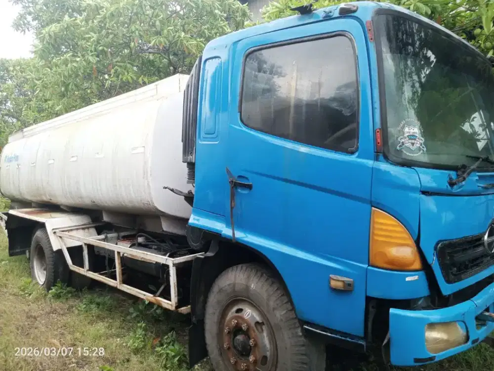 Hino FL210J Tangki 2004