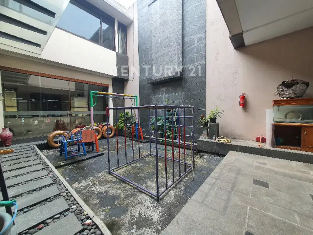 Rumah 2 Lantai Furnished, CocokU Usaha Di Mainroad Jl Singgasana