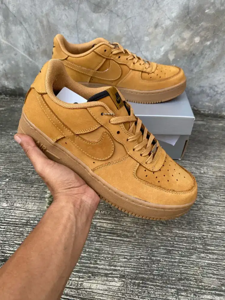 Menjual sepatu sneakers premium beberapa brand