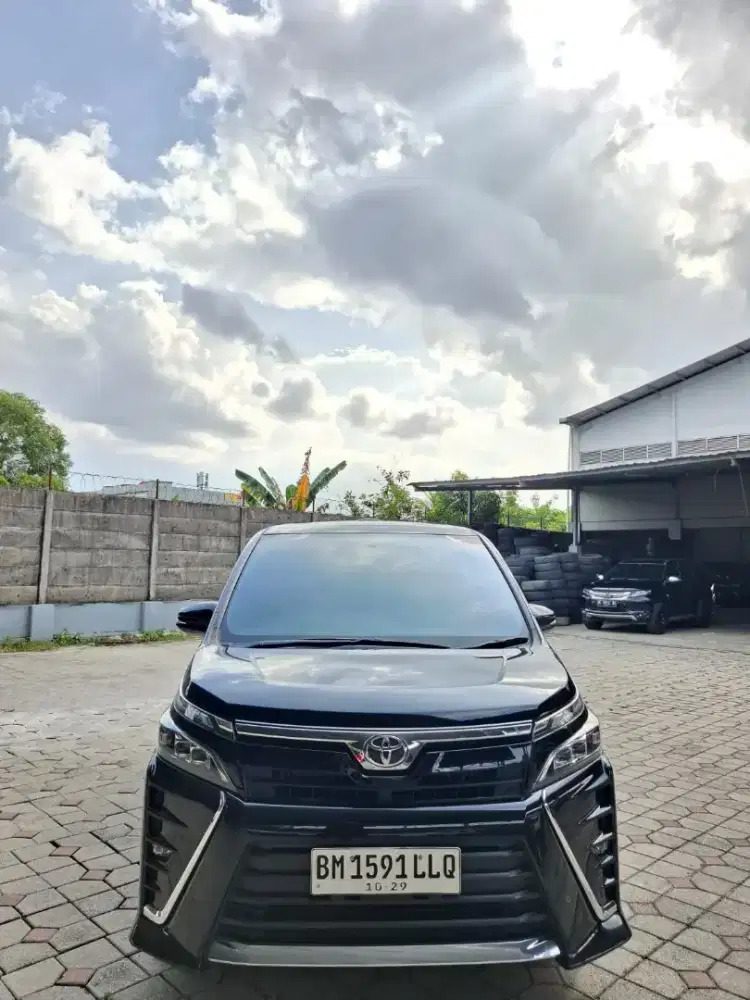 Voxy 2018 matic. Km 90rb antik