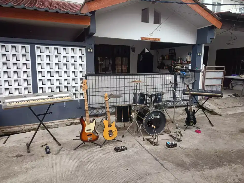 Satu Set Alat Band,
Jual borongan gak bisa satuan,
Fungsi masih bagus