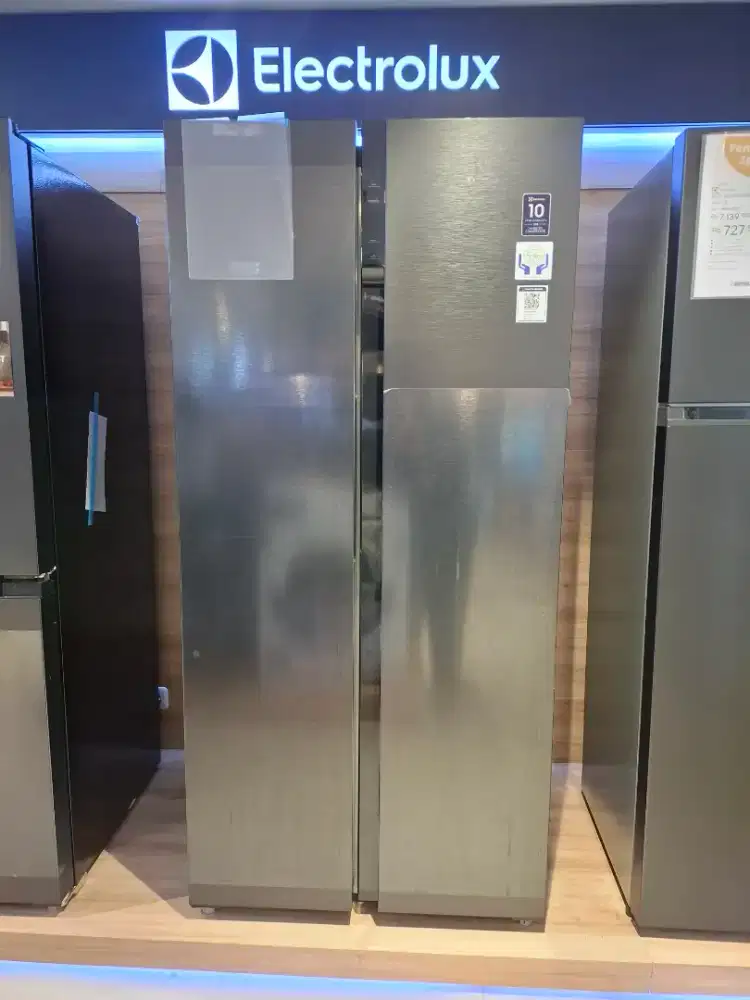 Kulkas electrolux side by side