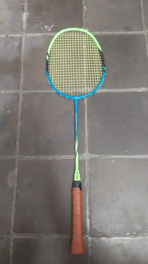 Raket bekas sedikit bengook