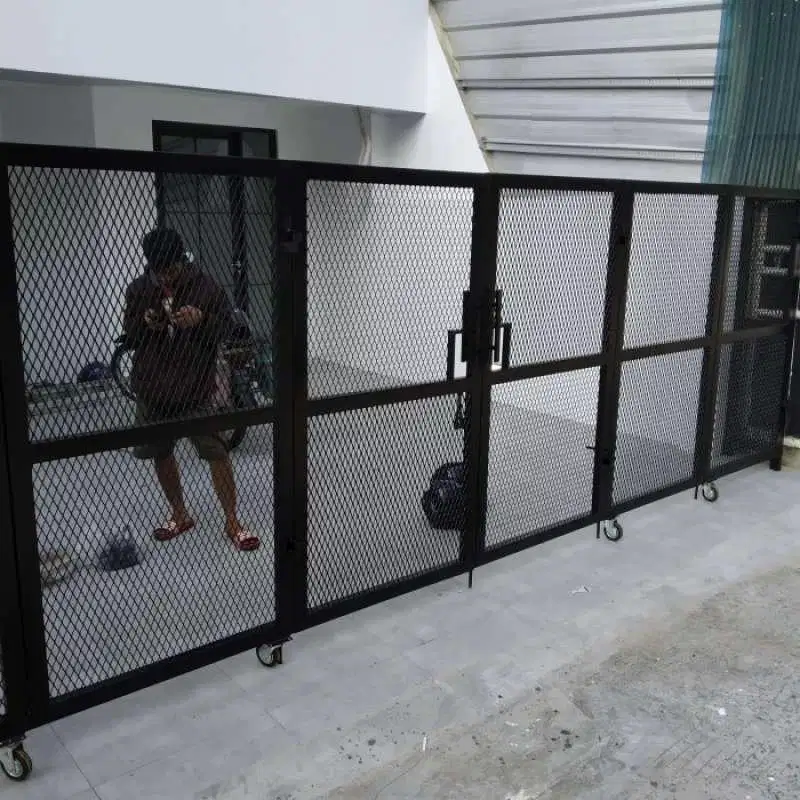 Pintu pagar besi minimalis.