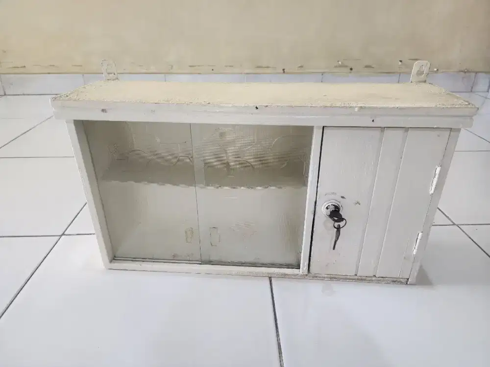 Lemari Obat Dinding Kayu Vintage / Kotak P3K Gantung (Plus Kunci)
