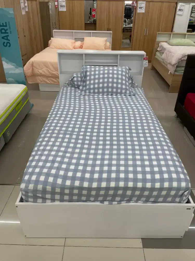 Tempat tidur dengan laci